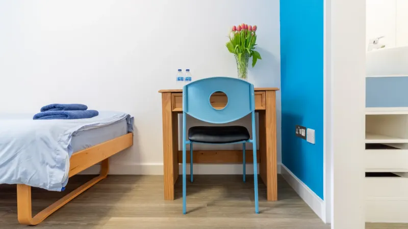 242twin-room-desk-view-vik