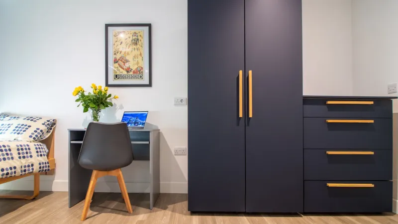 ensuite-comfort-schrank-und-schreibtisch