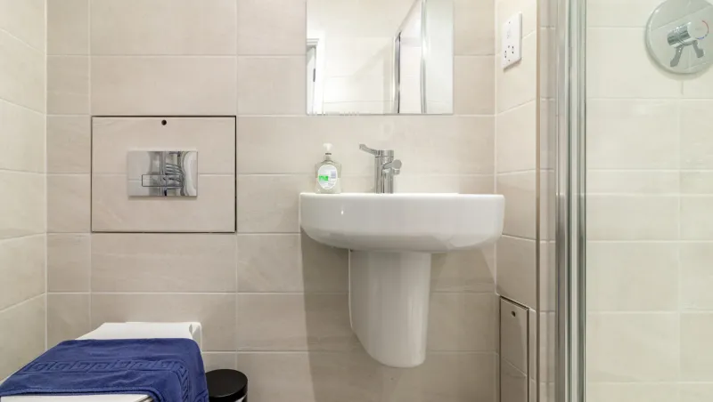 family-apartment-bad-waschbecken-und-wc-ansicht