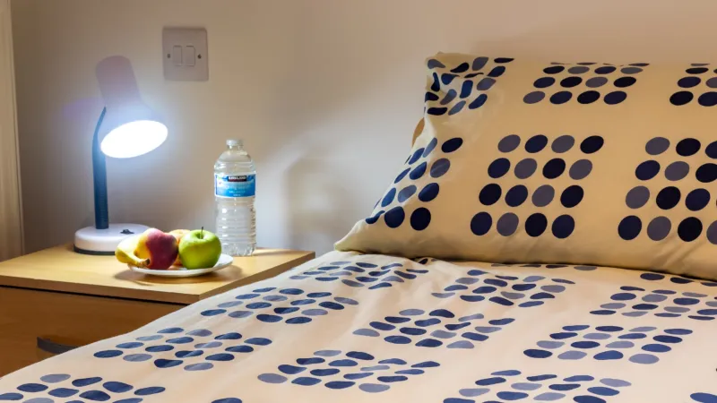 family-apartment-detail-nachttisch-mit-obst-und-wasser