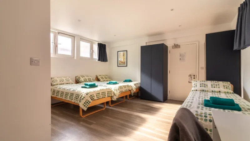 family-apartment-drei-betten-mit-schrank-und-fensterlicht