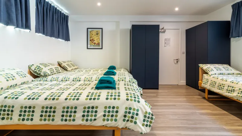 family-apartment-schlafbereich-mit-drei-betten-und-schrank