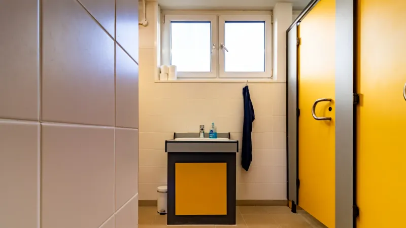 shared-bathroom-yellow-door-vik