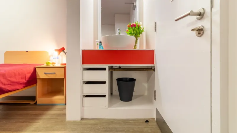 zimmer-eingang-waschbecken-detail-rot