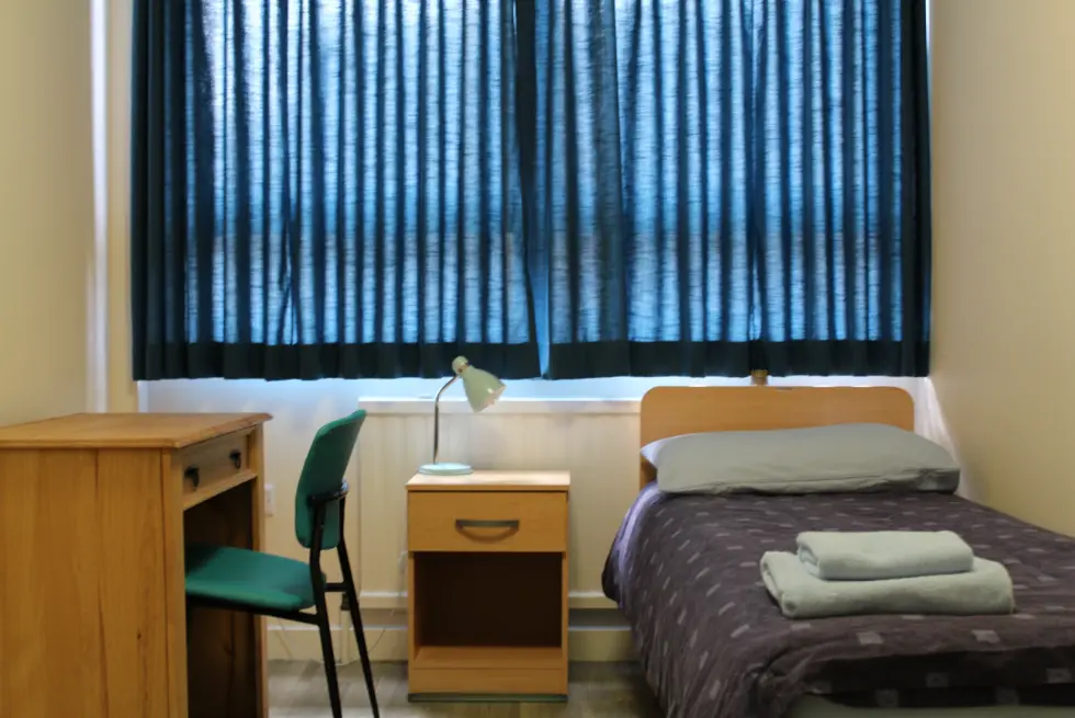 Einzelzimmer mit Bett und Schreibtisch im Wynfrid House