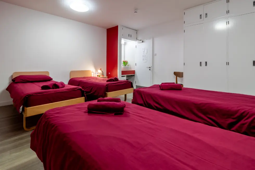 Familienzimmer mit mehreren Betten für Gruppen