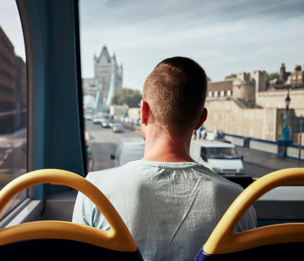 Reisender schaut aus dem Londoner Bus auf die Londoner Tower Bridge