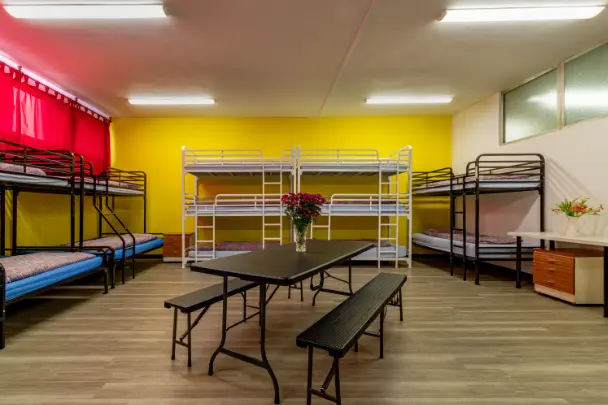 Ansicht des Schlafsaals mit großem Tisch für gemütliche Runden