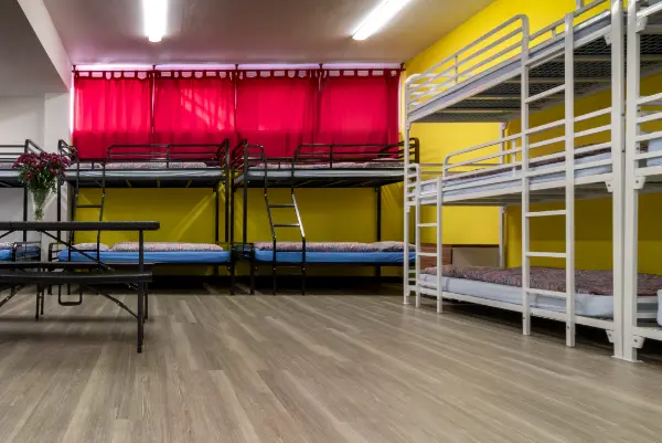 Betten im Schlafsaal