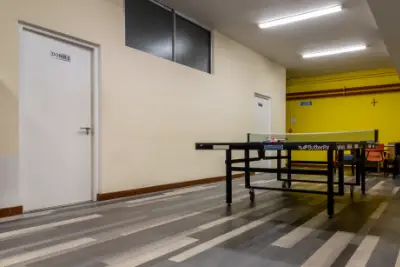 Vorhalle zu den Schlafsälen mit Tischtennisplatte