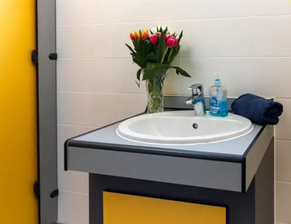 Nahaufnahme des Waschbeckens im Gemeinschaftsbad