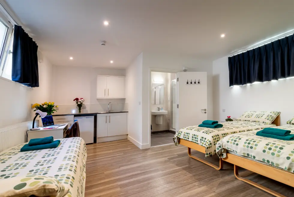 Ensuite-Family-Apartment mit kleiner Küchenzeile und Sitzbereich