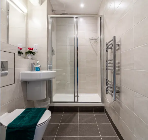 Modernes privates Badezimmer mit Dusche, WC und Waschbecken