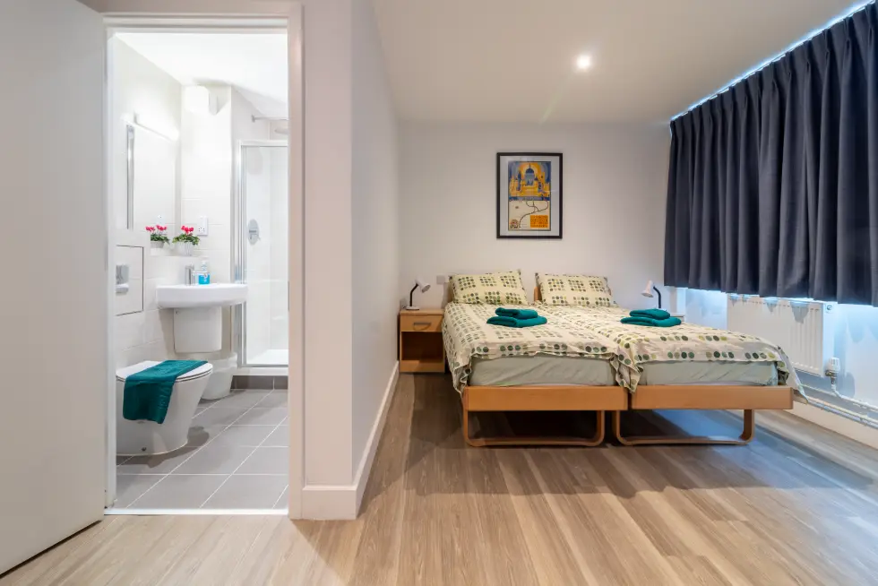 Komfortables Ensuite-Comfort-Zimmer mit zwei Betten