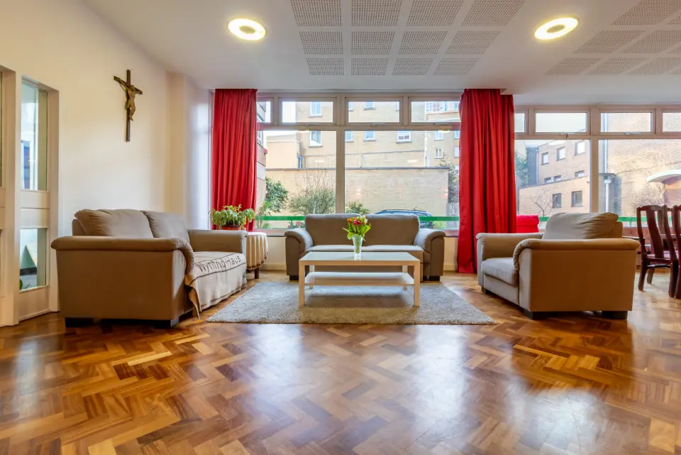 Gemütlicher Aufenthaltsraum im Wynfrid House